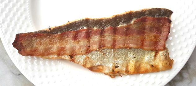Grilovaný filet ze pstruha na plátku slaniny